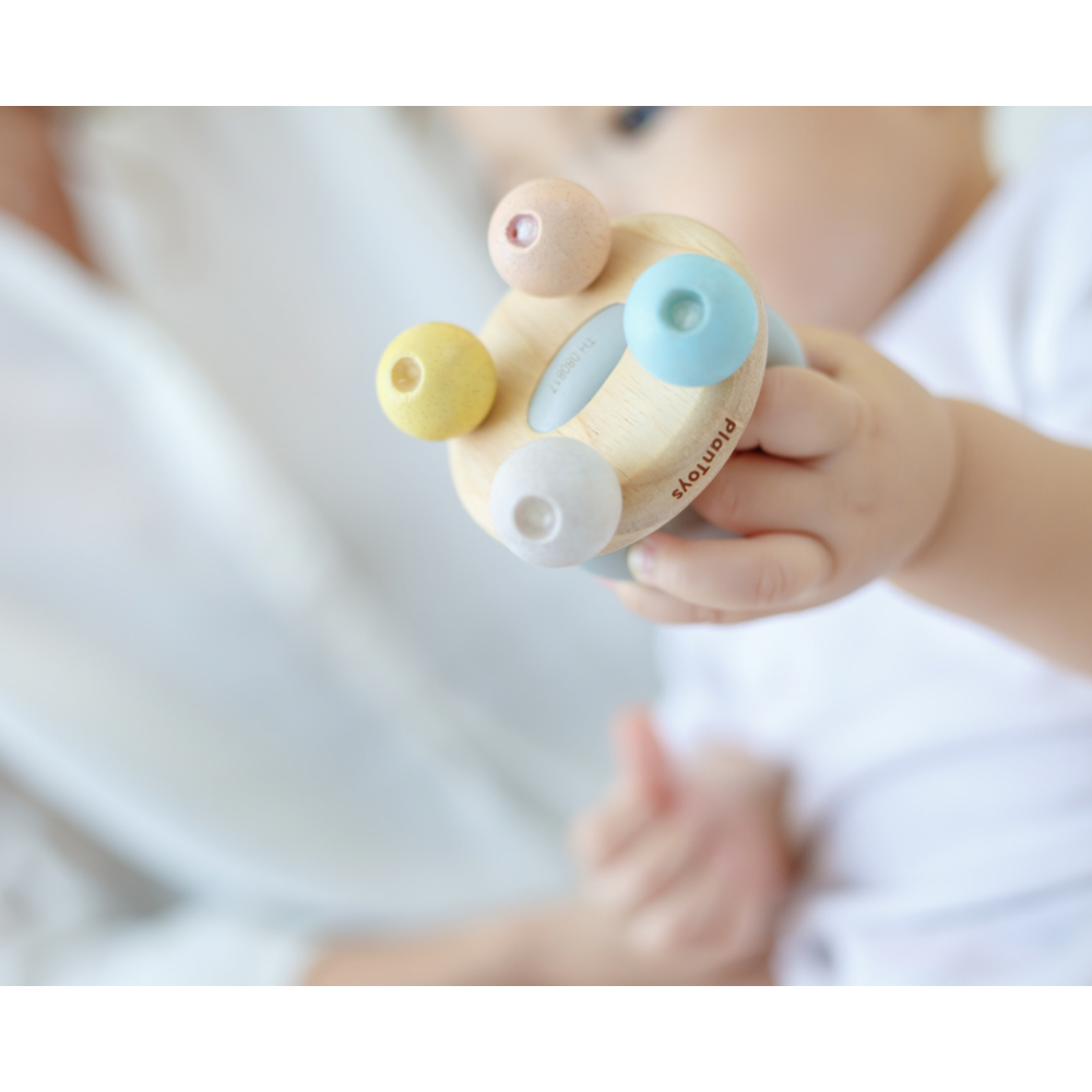 Plan Toys houten rammelaar met belletjes
