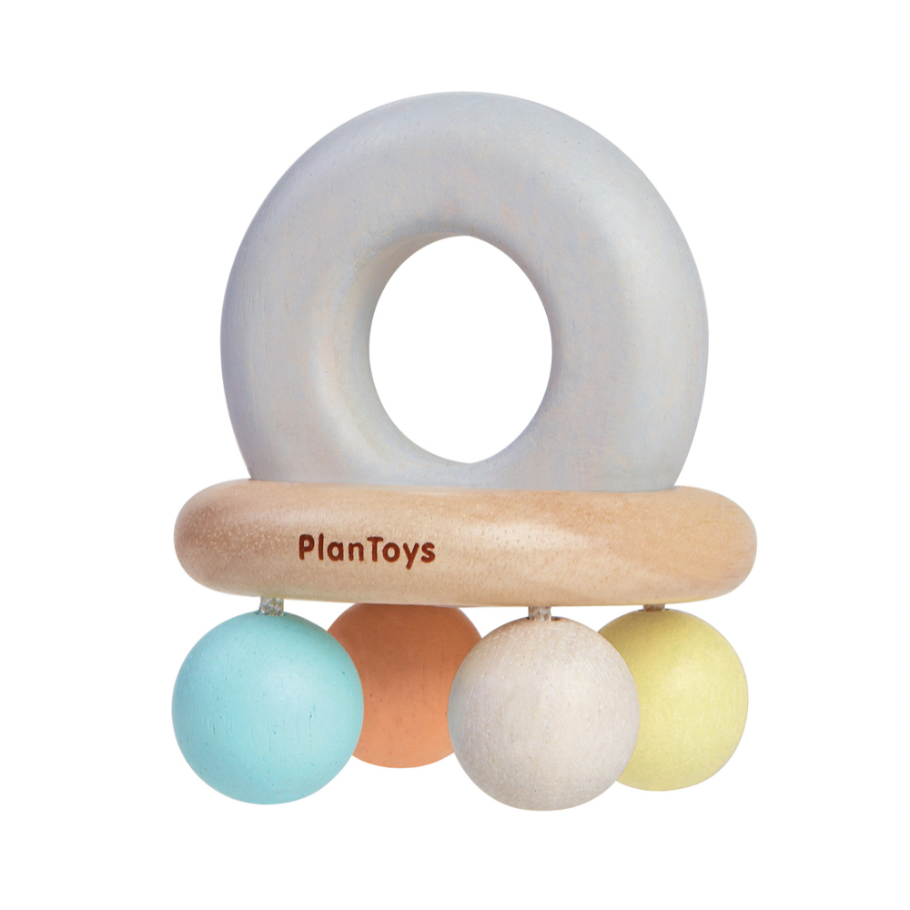 Plan Toys houten rammelaar met belletjes