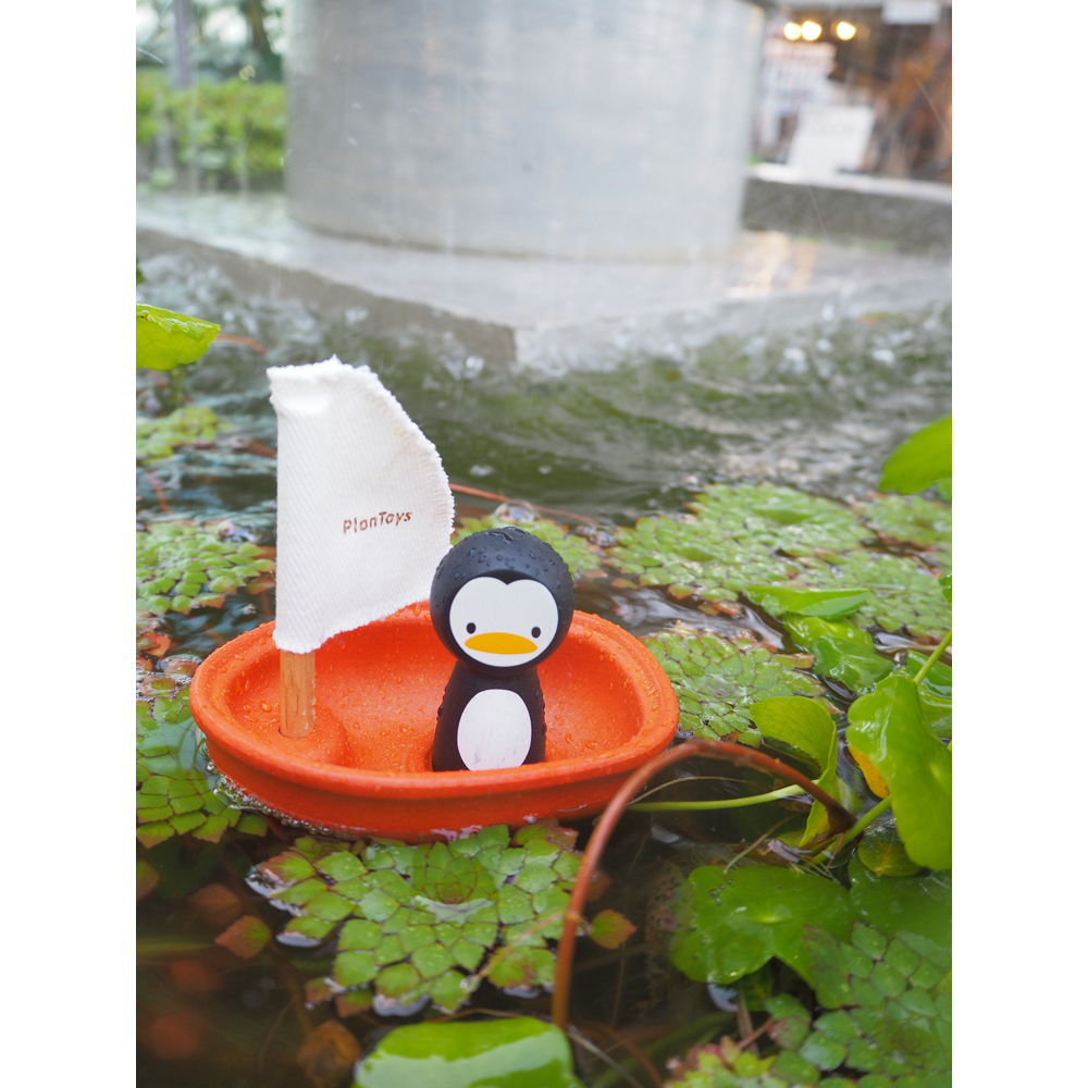 Badspeelgoed zeilboot met pinguïn