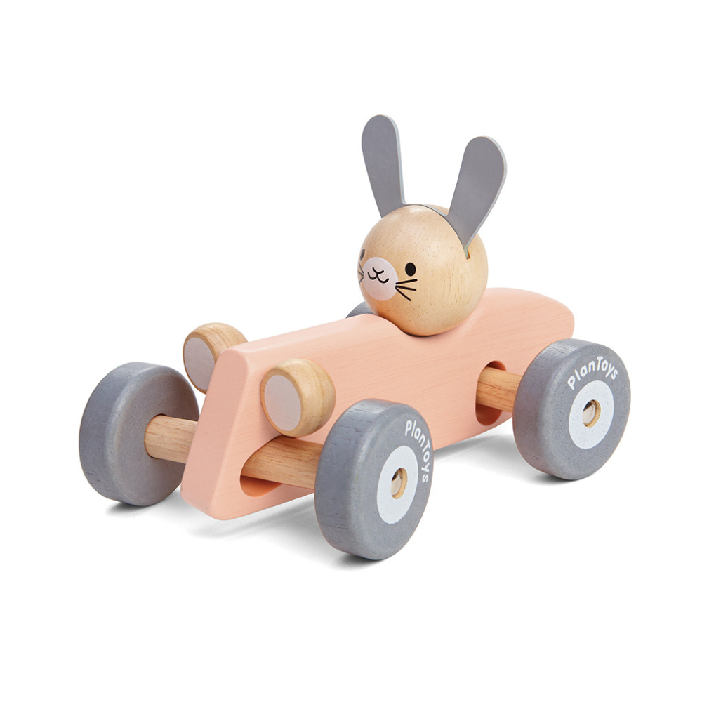 Roze raceauto met konijn